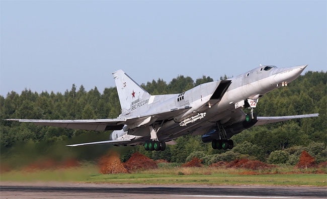 지금도 러시아의 주력 폭격기로 활약 중인 Tu-22M 백파이어. 실패작이었던 Tu-22의 후속작처럼 보이게 하려던 소련의 기만책에 속아 미국은 엄청난 충격을 받았다. 사진 위키피디아