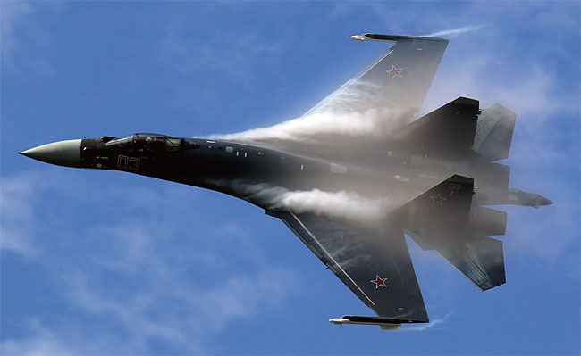 시범비행 중인 러시아 공군 소속의 Su-35. 대외 판매를 위해 Su-27과 완전히 다른 전투기처럼 보이기 위한 목적도 있었다. 사진 위키피디아