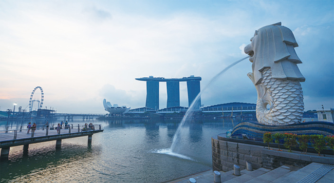 싱가포르 상징인 마리나 베이 샌즈 호텔과 머라이언. 사진 블룸버그