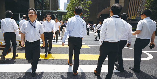 일본 도쿄의 회사원들이 횡단보도를 건너고 있다. 사진 블룸버그