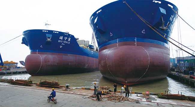 중국선박공업(CSSC)의 청시조선소에 있는 선박 앞으로 한 노동자가 지나가고 있다. 사진 블룸버그