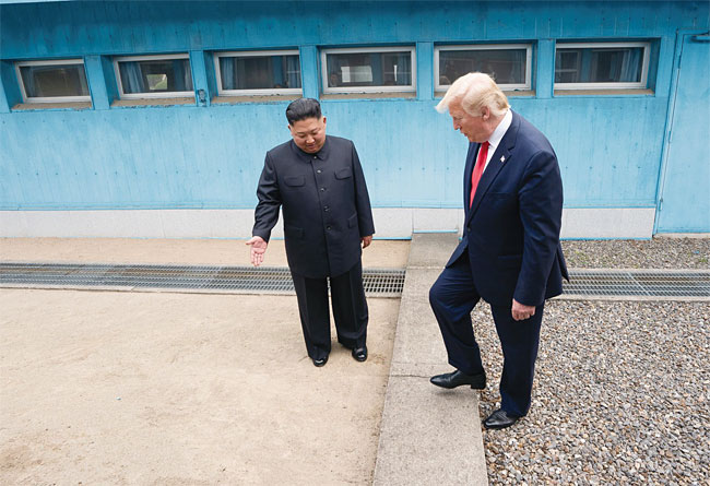 트럼프 미국 대통령이 김정은 북한 국무위원장의 안내를 받아 판문점 군사분계선을 넘고 있다. 트럼프 대통령은 7월 2일 이 사진을 트위터에 올렸다. 사진 트럼프 대통령 트위터