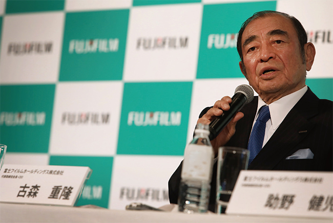 고모리 시게타카 후지필름홀딩스 회장이 2018년 1월 일본 도쿄에서 열린 기자회견에서 발언하고 있다. 사진 블룸버그