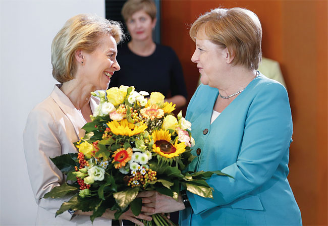 앙겔라 메르켈(오른쪽) 독일 총리가 7월 17일(현지시각) 베를린에서 유럽연합(EU) 주례 각료회의 시작 전 차기 EU집행위원회 위원장에 선출된 우르줄라 폰데어라이엔에게 축하 꽃다발을 건네고 있다. 사진 AP연합뉴스