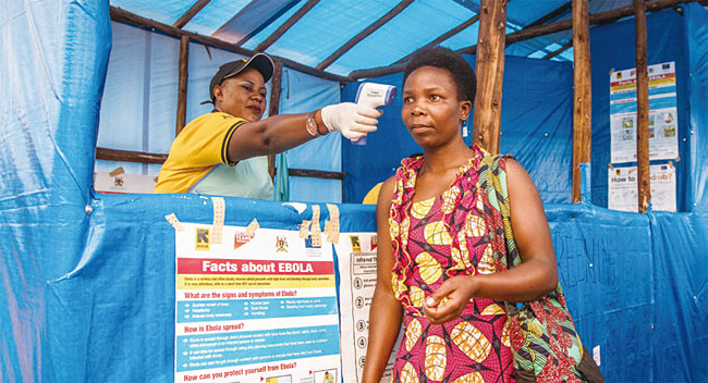 한 콩고민주공화국 난민 여성이 에볼라 검사를 받고 있다. 사진 AP연합뉴스