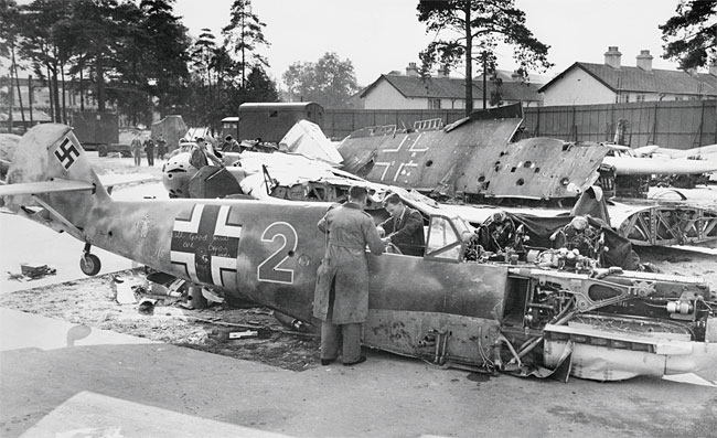 격추된 독일군 Bf 109 전투기의 잔해. 하르트만은 352기 격추라는 대기록을 세웠지만 16번이나 격추당하고 목숨을 잃을 뻔한 위험을 겪기도 했다. 실패를 극복했기에 대성공을 거둘 수 있었던 것이다. 사진 위키피디아