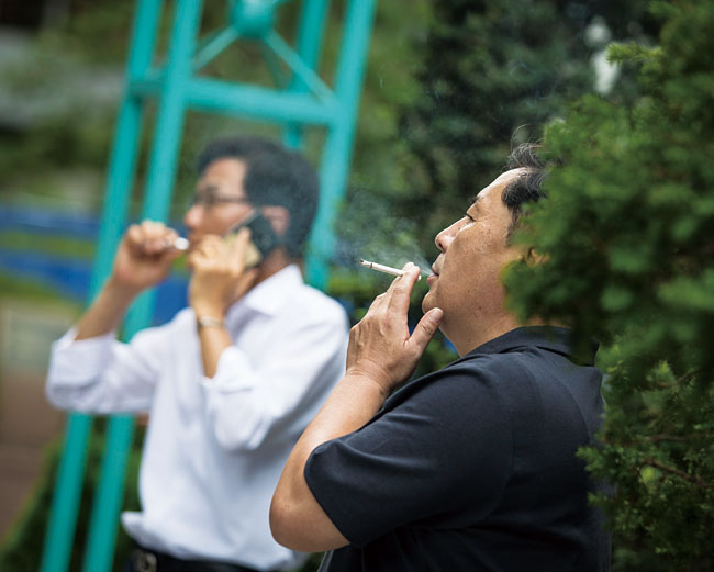 7월 30일 서울 여의도의 한 골목에서 사람들이 담배를 피우고 있다. 사진 김흥구 객원기자