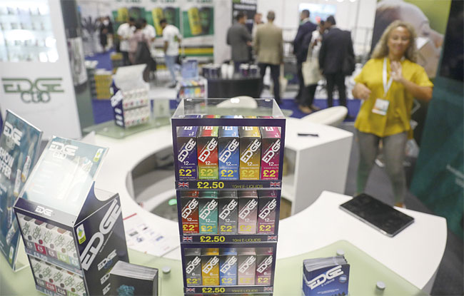 액상형 전자담배 ‘엣지’ 제품들이 7월 12일(현지시각) 영국 런던 엑셀에서 열린 ‘유럽 CBD 엑스포’ 스탠드에 전시돼 있다. 사진 블룸버그
