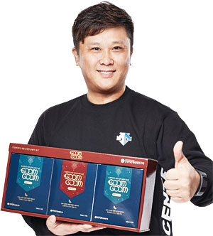김기훈 대표가 직접 키운 굼벵이로 만든 ‘굼굼’ 브랜드의 굼벵이 엑기스를 보여주고 있다.