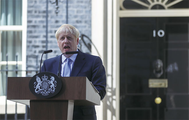 보리스 존슨 신임 총리가 7월 24일 총리 관저가 있는 런던 다우닝가 10번지에서 취임 후 첫 연설을 하고 있다. 사진 블룸버그
