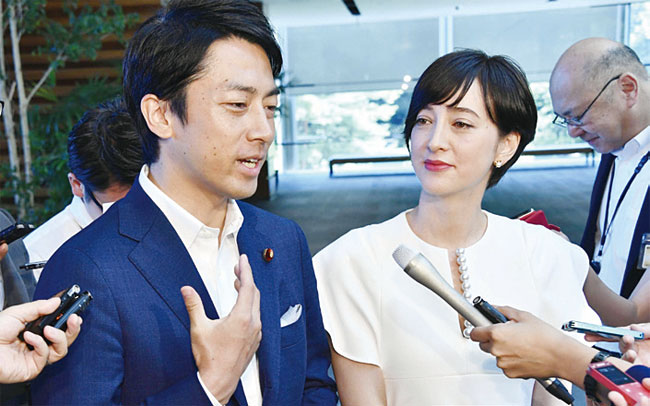 고이즈미 신지로(왼쪽) 중의원 의원과 다키가와 크리스텔이 결혼 계획을 밝히고 있다. 사진 교도 연합뉴스