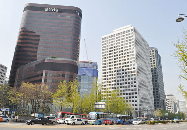 서울 태평로 옛 삼성본관 건물(오른쪽). 사진 위키피디아