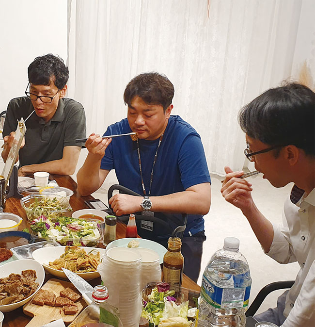 식물성 고기를 시식 중인 ‘이코노미조선’ 기자들. 사진 이민아 기자