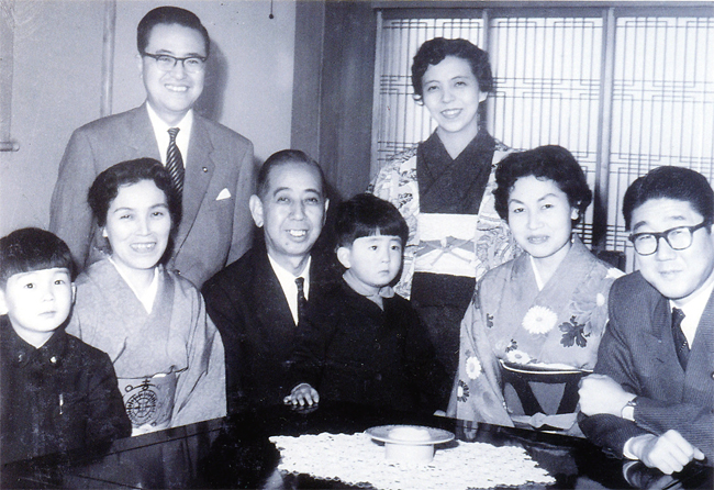 아베 신조의 어린 시절 가족사진. 아베 신조(앞줄 가운데)가 외조부 기시 노부스케의 무릎 위에 앉아 있다. 앞줄 맨 오른쪽은 부친 아베 신타로. 사진 일본 총리관저