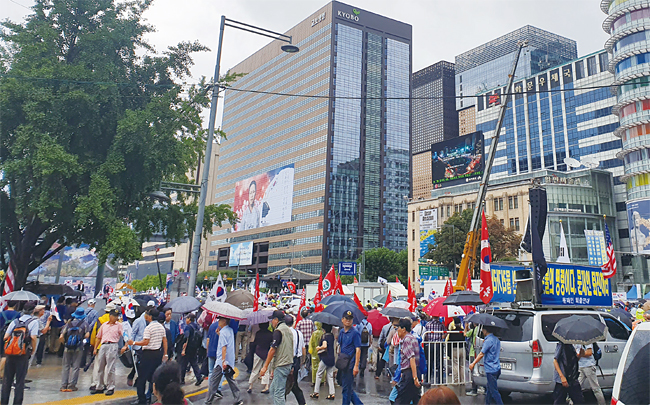 8월 15일 서울 광화문역 인근에서 ‘문재인 퇴출 연대’ 회원들이 시위를 벌이고 있다. 사진 김문관 차장