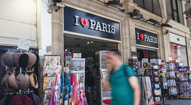 프랑스 파리의 기념품 가게를 지나가고 있는 관광객. 사진 블룸버그