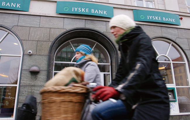 덴마크 코펜하겐에 있는 유스케(Jyske)은행 본점 앞을 시민들이 지나가고 있다. 사진 블룸버그