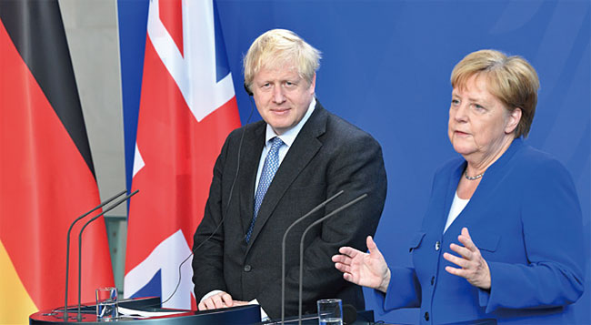 앙겔라 메르켈 독일 총리(오른쪽)와 보리스 존슨 영국 총리가8월 21일(현지시각) 베를린에서 공동기자회견을 하고 있다. 사진 AP연합뉴스