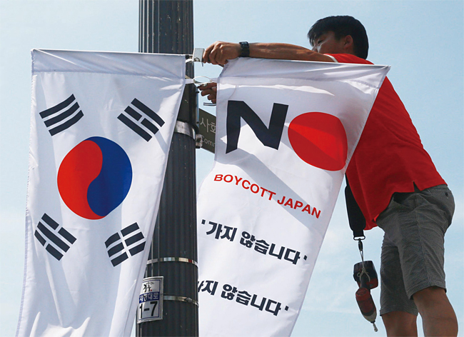 8월 6일 서울 중구 일대에 일본 보이콧 현수막이 설치되고 있는 모습. 현수막에는 일본 불매운동과 관광거부운동을 의미하는 ‘가지 않습니다’ ‘사지 않습니다’ 문구가 적혀 있다. 사진 이태경 조선일보 기자