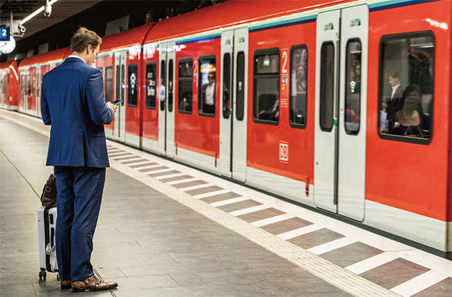 8월 21일(현지시각) 독일 프랑크푸르트에서 한 근로자가 지하철을 기다리며 스마트폰을 보고 있다. 사진 블룸버그