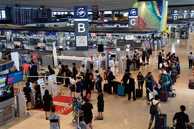 일본 나리타공항에서 출국하려는 사람들. 사진 블룸버그