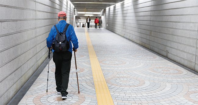 한 노인이 서울 지하철 역사 내 지하보도를 걷고 있다.