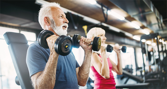 나이가 들면 근육량이 줄어들어 잘 넘어지거나 다치기 쉬워 꾸준히 근력운동을 해야 한다.