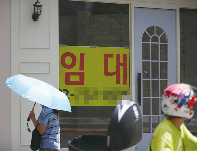 8월 16일 서울 종로구의 한 상가에 임대 안내문이 붙어 있다. 사진 연합뉴스