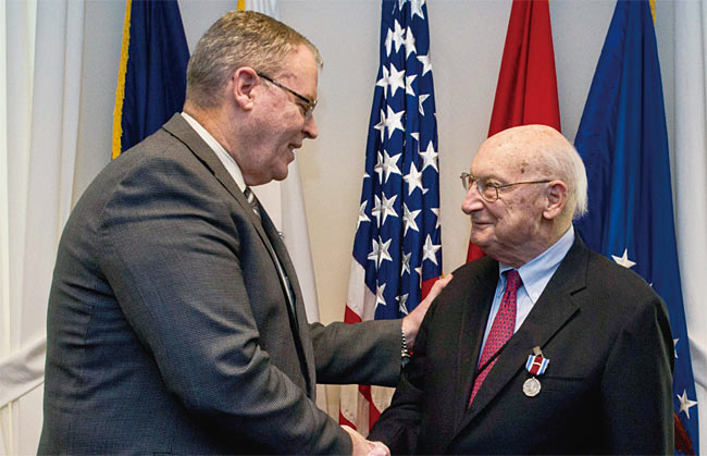 앤드루 마셜(오른쪽)이 2015년 1월 5일 국방부에서 열린 자신의 은퇴식에 참석하고 있다. 사진 미 국방부