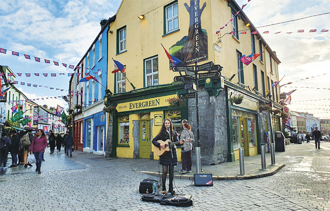 아일랜드 서쪽 도시 골웨이의 하이 거리에서 기타 치며 노래하는 버스커. 사진 이민아 기자