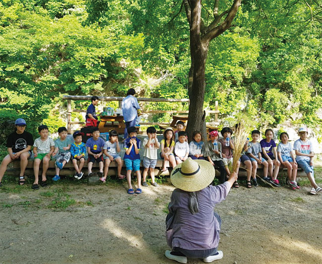 소소리농장에 방문한 어린이들이 벼에 대한 설명을 듣고 있다. 사진 소소리농장