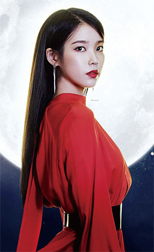 드라마 ‘호텔 델루나’에서 주연을 맡은 가수 아이유가 따뜻한 느낌의 다홍색 의상을 입고 있다. 사진 tvN