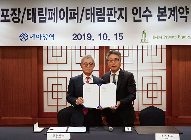 김웅기(왼쪽) 세아상역 회장이 10월 15일 송인준 IMM PE 사장과 M&A를 체결한 후 기념촬영을 하고 있다. 사진 세아상역