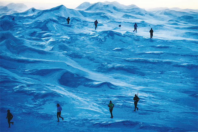 그린란드 극지방에서 열리는 ‘폴라서클 마라톤’ 참가자들이 얼음으로 덮인 땅을 달리고 있다. 사진 알바트로스 어드벤처 마라톤