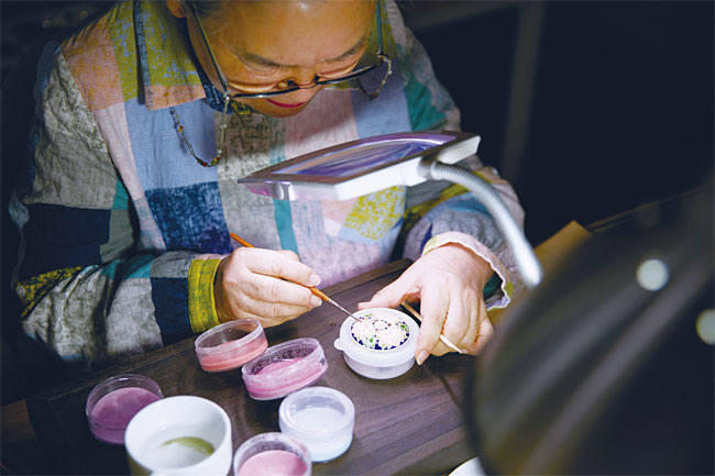 노용숙 장인이 설화수 실란 명작 컬렉션을 만들고 있다. 사진 아모레퍼시픽