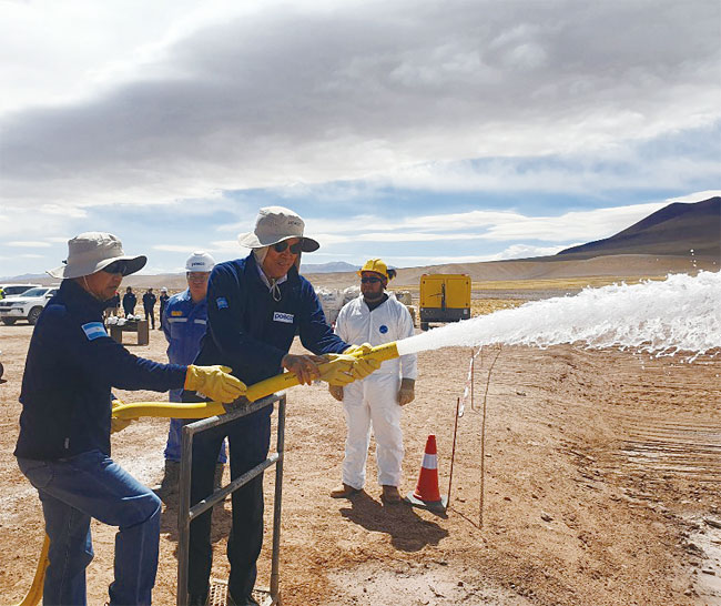 최정우(가운데) 포스코 회장이 아르헨티나 리튬 염호 탐사현장에서 지하 염수를 뽑아 올리는 작업을 시연하고 있다. 사진 포스코