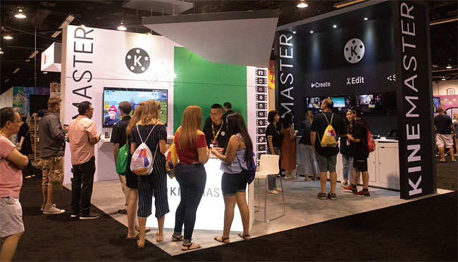 2019년 7월 미국 캘리포니아주 애너하임 컨벤션 센터에서 다중 온라인 비디오 기술 콘퍼런스 ‘VidCon 2019’이 열린 가운데, 한국 영상편집 앱 ‘키네마스터’ 부스에 관람객이 찾아왔다. 사진 키네마스터