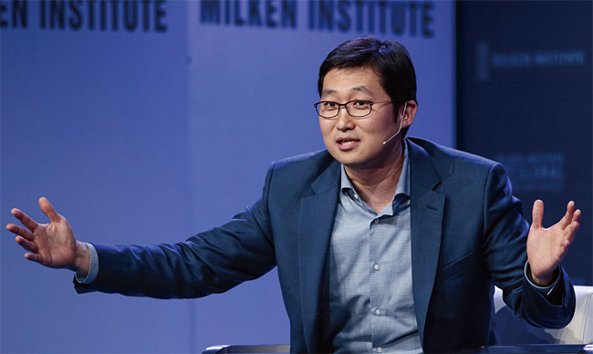쿠팡 창업자인 김범석 대표이사가 올해 4월 미국에서 열린 밀컨 글로벌 콘퍼런스에 참석해 강연하고 있다. 사진 블룸버그