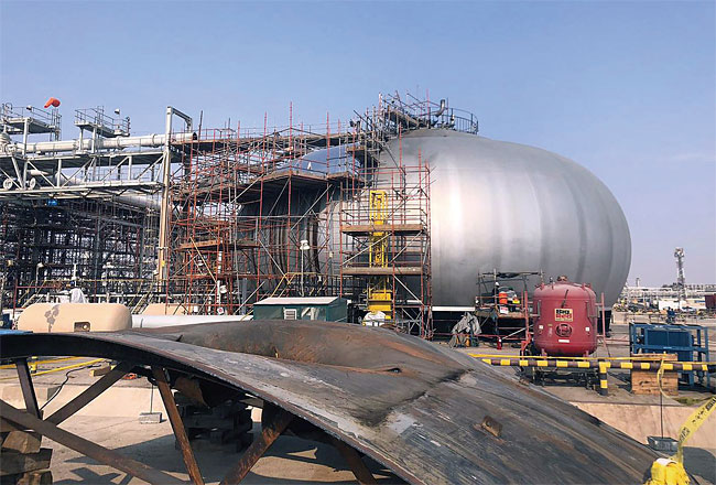 지난 9월 드론 습격을 받은 사우디 아람코 석유 생산시설에 대한 복구작업이 진행되는 모습. 사진 블룸버그