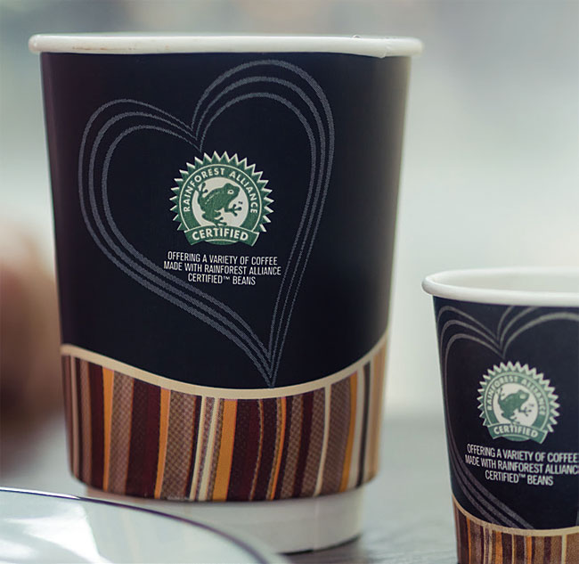 열대우림동맹 인증 로고가 새겨져 있는 커피 컵.