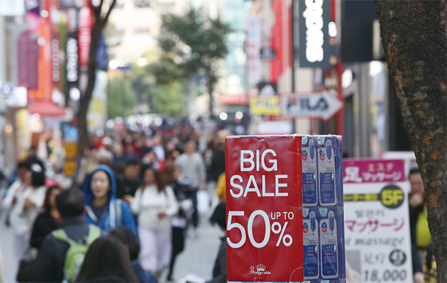코리아 세일 페스타가 시작된 11월 1일 오후 서울 중구 명동 쇼핑가가 외국인 관광객과 시민으로 붐비고 있다. 사진 연합뉴스