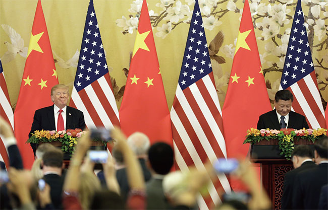 2017년 11월 9일 중국 베이징 인민대회당에서 열린 기자회견에서 트럼프(왼쪽) 미국 대통령이 시진핑 중국 국가주석과 나란히 서서 연설을 하고 있다. 사진 블룸버그