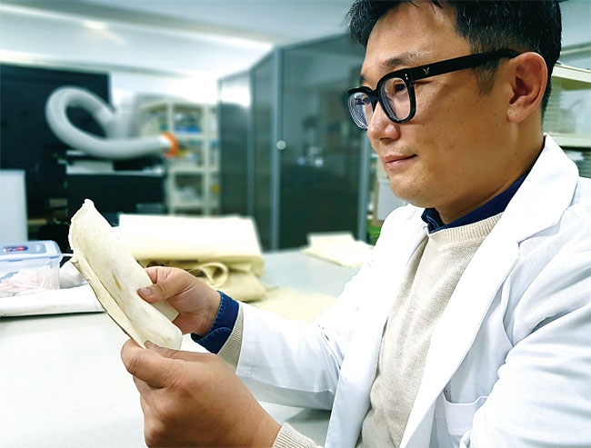 사성진 마이셀 대표가 버섯 균사체를 활용해 만든 인조가죽을 살펴보고 있다. 사진 박지환 조선비즈 기자