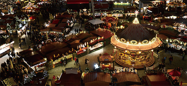 독일 드레스덴의 크리스마스 마켓. 밤이 되자 노란 조명이 도시를 비추고 있다. 사진 이우석