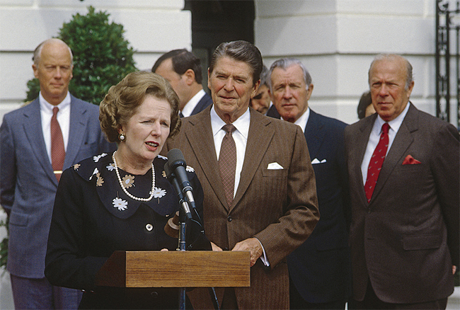1983년 9월 29일 백악관을 방문한 마거릿 대처 영국 총리가 로널드 레이건(가운데) 미국 대통령과 회담을 마친 후 기자회견을 하고 있다. 두 사람 모두 인생 말년에 치매를 앓았다.