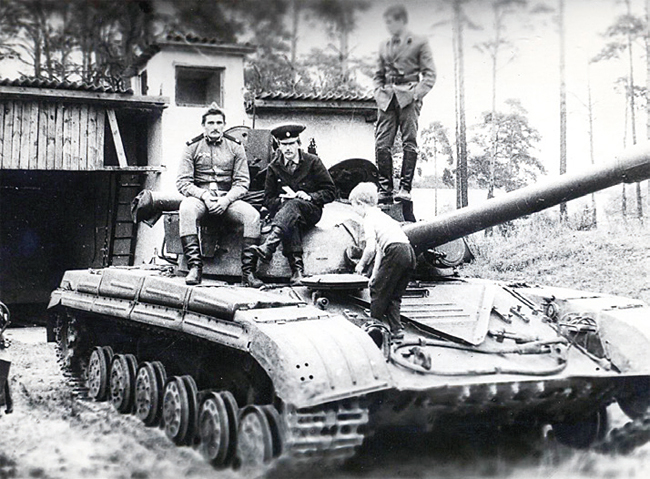 1980년대 동독 주둔 소련군에 배치된 T-64. 만일 계획대로 제시간에 개발이 이뤄졌다면 전차 역사를 선도했을지 모른다. 사진 위키미디어