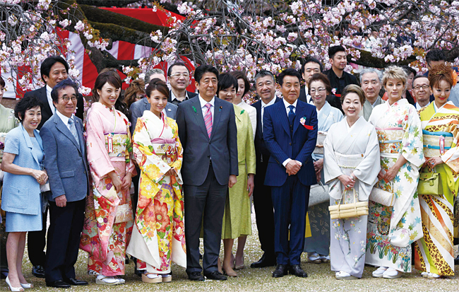 2019년 4월 13일 아베 신조 총리가 일본 도쿄 신주쿠공원에서 열린 ‘벚꽃을 보는 모임’ 행사에서 참석자들과 기념 촬영을 하고 있다. 사진 AFP연합