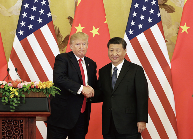 도널드 트럼프(왼쪽) 미국 대통령과 시진핑 중국 국가주석이 악수하고 있다. 사진 블룸버그
