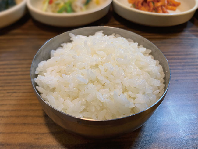 일미식당의 흰 쌀밥. 사진 김하늘