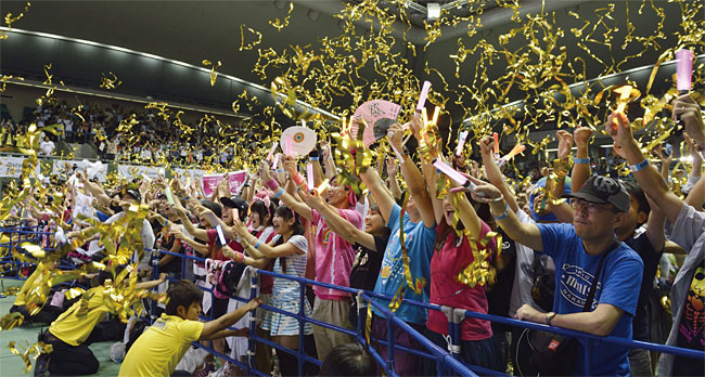 2013년, 도쿄가 2020년 올림픽 개최지로 선정되자 일본인들이 기뻐하고 있다. 사진 블룸버그